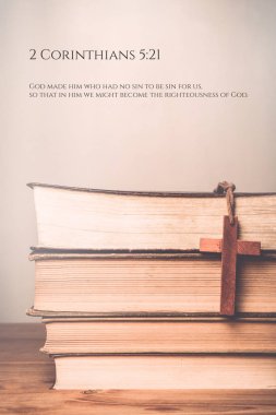 2 Korintliler 5:21 kitap arka planda ahşap haç Vintage tonu