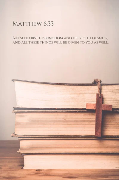 Matthieu 6 : 33 Vintage ton de croix en bois sur fond de livre — Photo