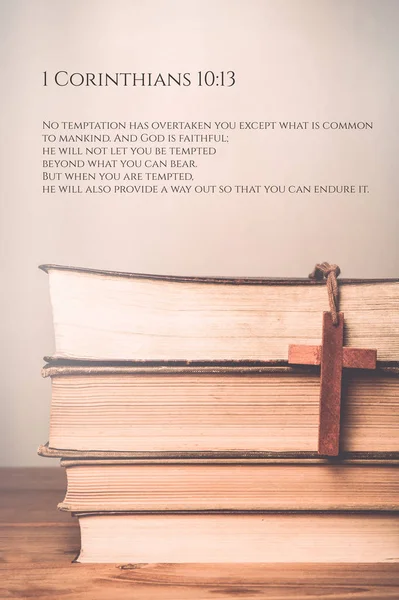 1 Corinthians 10:13 Vintage tone of wooden cross on book backgro — Stock Photo, Image