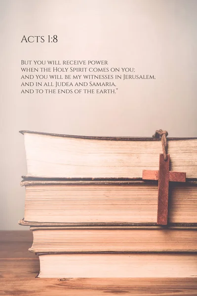 Actes 1 : 8 Vintage ton de croix en bois sur fond de livre — Photo