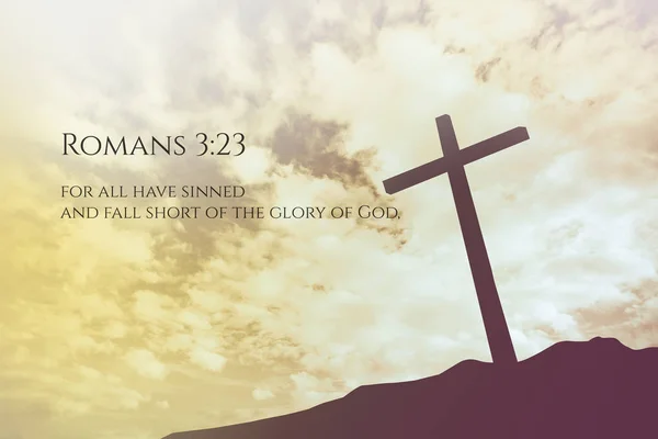 Romains 3 : 23 Verset biblique vintage Arrière-plan sur une croix sur un hil — Photo