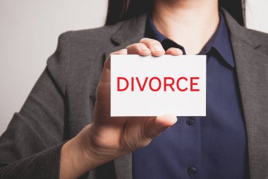 İş kadını gösteren ve boşanma kartı teslim.