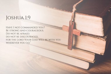 Kutsal Incil ayet Joshua yanında ahşap Hıristiyan haç kolye Vintage tonu