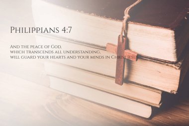 Kutsal Incil ayet Philippians yanında ahşap Hıristiyan haç kolye Vintage tonu