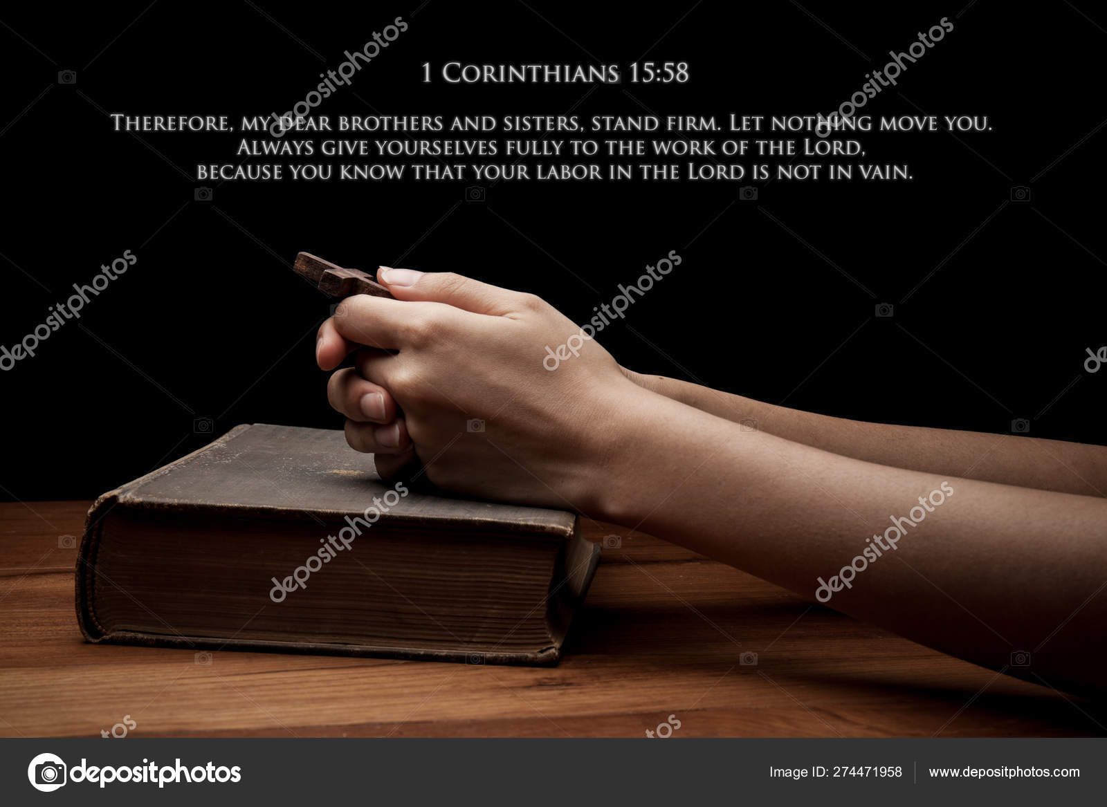 Manos Sosteniendo Una Cruz En La Santa Biblia Con El