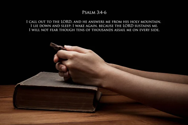 Hands holding a cross on holy Bible with verse Psalm 3:4-6 — Stock Photo, Image