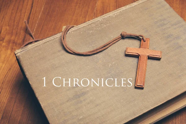 Vintage-Ton des hölzernen christlichen Kreuzes Halskette auf heiliger Bibel mit 1 Chronik — Stockfoto
