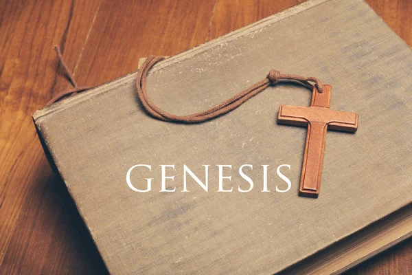 Vintage-Ton des hölzernen christlichen Kreuzes Halskette auf heiliger Bibel mit Genese — Stockfoto