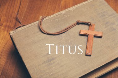 Titus ile kutsal Incil üzerinde ahşap Hıristiyan çapraz kolye Vintage tonu