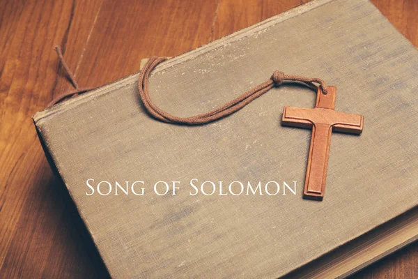 Vintage-Ton des hölzernen christlichen Kreuzes Halskette auf heiliger Bibel mit Gesang von Solomon — Stockfoto