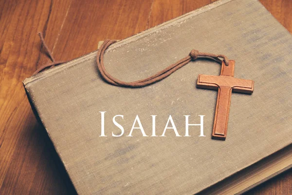 Vintage-Ton des hölzernen christlichen Kreuzes Halskette auf heiliger Bibel mit Isaja — Stockfoto