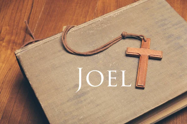 조 엘과 함께 성경에 나무 기독교 십자가 목걸이의 빈티지 톤 — 스톡 사진