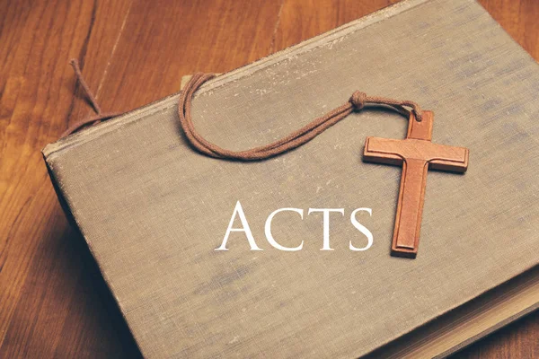 Tom vintage de madeira colar cruz cristã na Bíblia sagrada com Atos — Fotografia de Stock