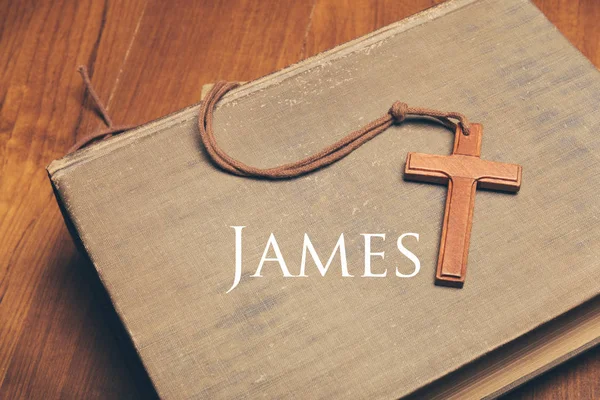 Vintage-Ton des hölzernen christlichen Kreuzes Halskette auf heiliger Bibel mit james — Stockfoto