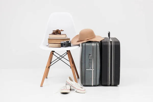Koffer mit Schuhen und Cemera bereit für die Reise — Stockfoto
