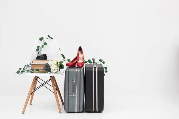 Valigia con scarpe e fiori pronti per il viaggio — Foto Stock