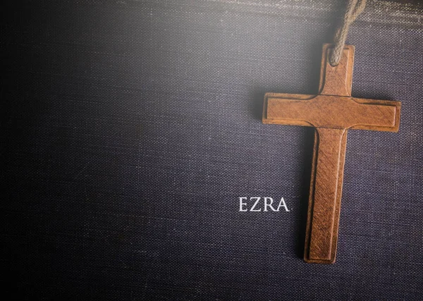 Uma cruz com livro bíblico de ezra — Fotografia de Stock