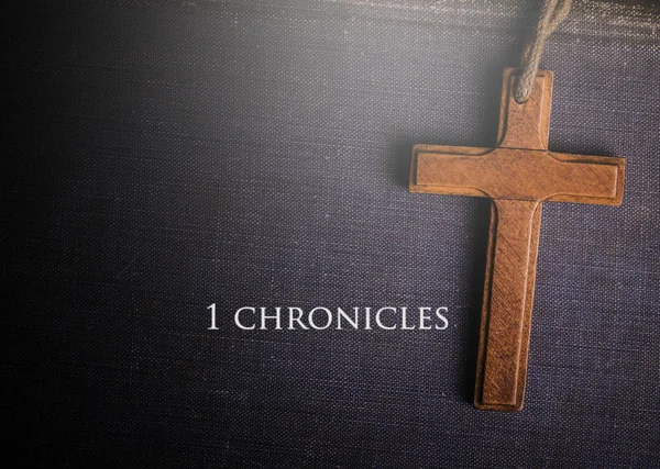 Una cruz con el libro bíblico de 1 crónicas — Foto de Stock