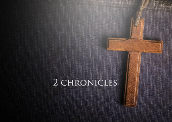 Une croix avec le livre biblique de 2 chroniques — Photo