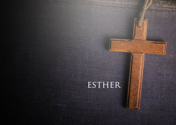 Kříž s biblickou knihou Ester — Stock fotografie