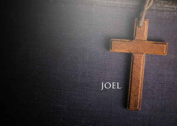 Une croix avec le livre biblique de Joël — Photo