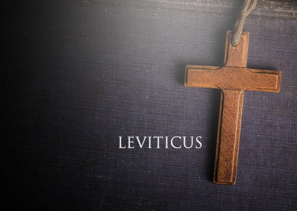 Uma cruz com o livro bíblico de Levítico — Fotografia de Stock