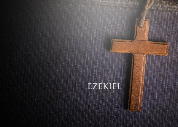 Een kruis met bijbelboek van Ezechiël — Stockfoto