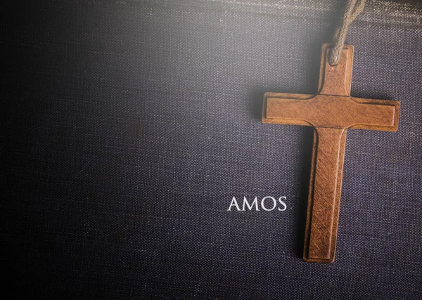 Хрест з біблійним книгою Амос — стокове фото
