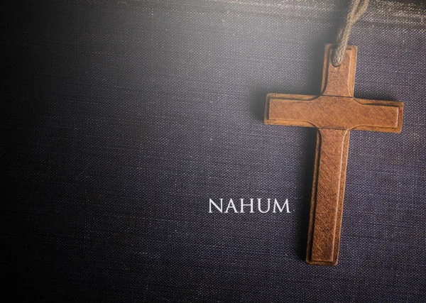 Uma cruz com o livro bíblico de nahum — Fotografia de Stock