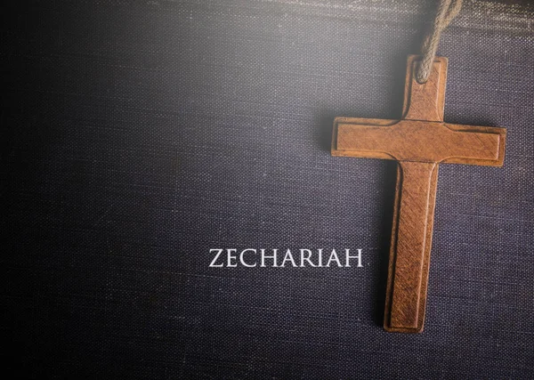 Une croix avec le livre biblique de Zacharie — Photo