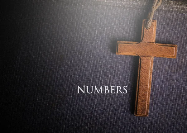 Uma cruz com o livro bíblico dos números — Fotografia de Stock