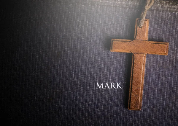 Een kruis met bijbelboek van Mark — Stockfoto