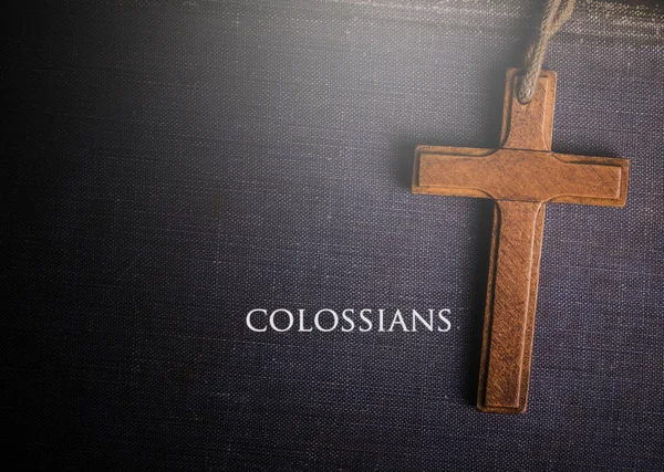 Une croix avec le livre biblique des colossiens — Photo