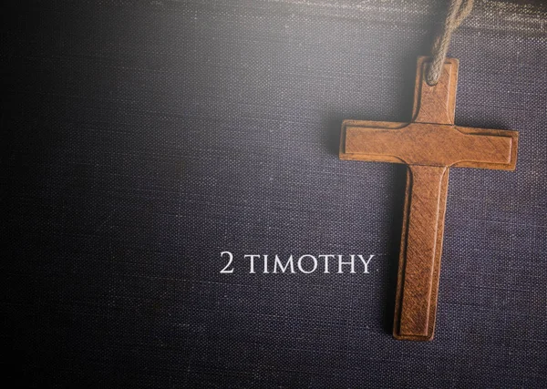 Uma cruz com livro bíblico de 2 timothy — Fotografia de Stock