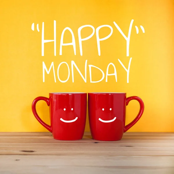 "Happy Monday "sagen zwei Tassen Kaffee und stehen zusammen — Stockfoto
