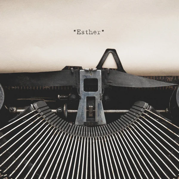 Palavra de "Esther" na máquina de escrever antiga com folha de papel texturizada envelhecida . — Fotografia de Stock