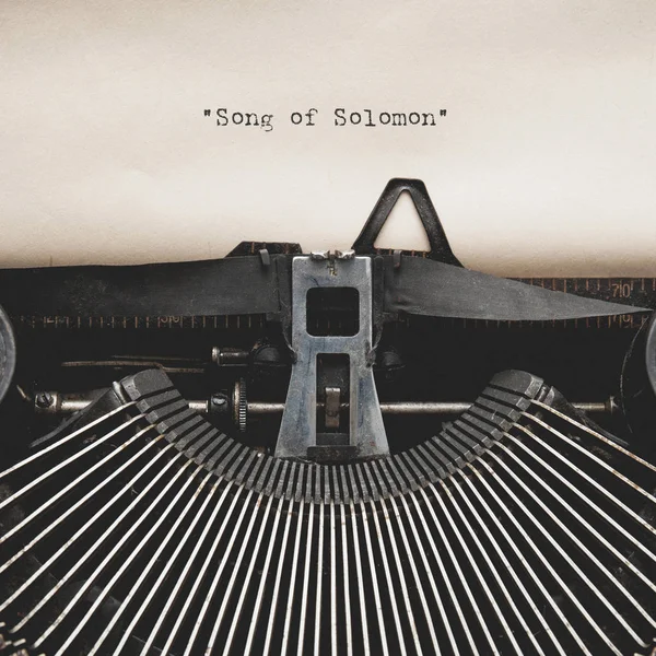 Word of " Song of Solomon " on Antique typewriter with aged textured paper sheet. — Stock Photo, Image