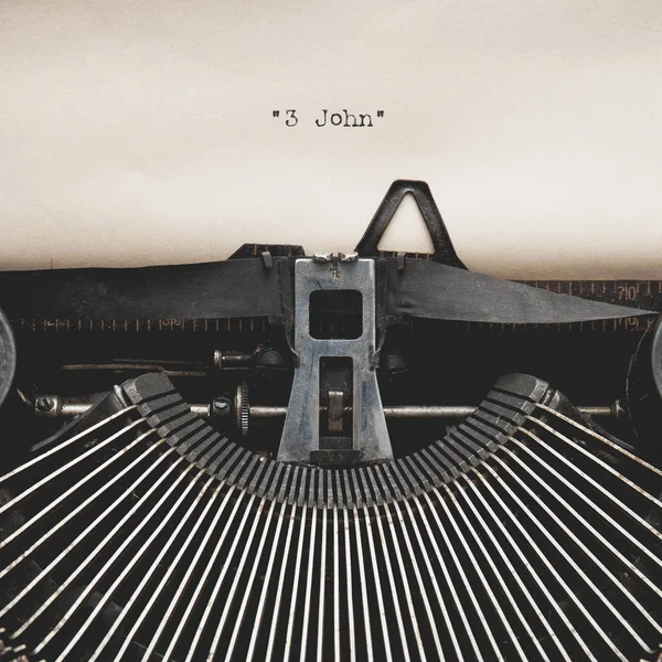 Woord van "3 John" op antieke typemachine met verouderde getextureerde papier blad. — Stockfoto