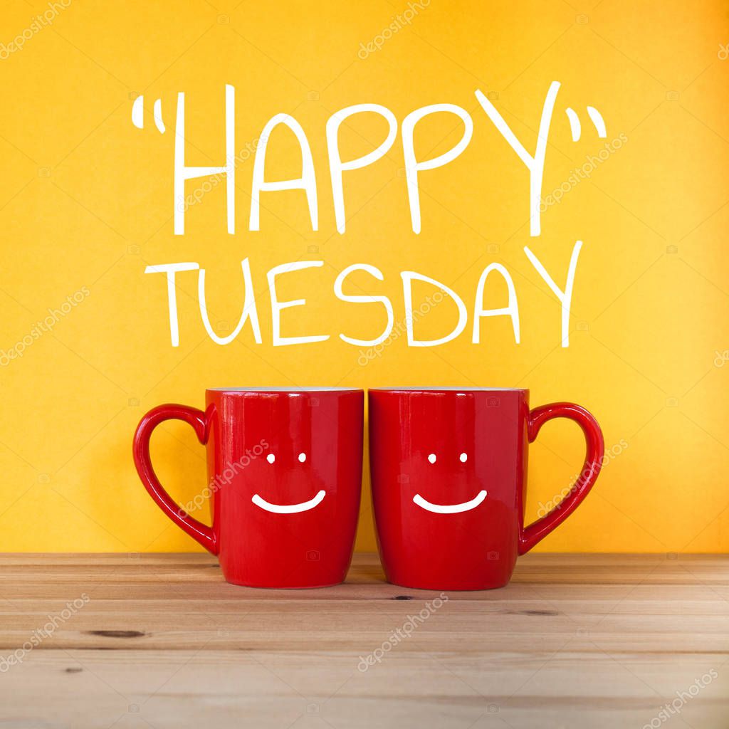 Feliz martes "palabra dos tazas de café y estar juntos — Foto de stock ©  aradaphotography #281450326