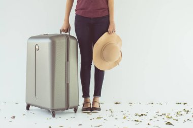 Heyecan verici Asyalı kadın Vintage sesi bir bagaj sürükleyin