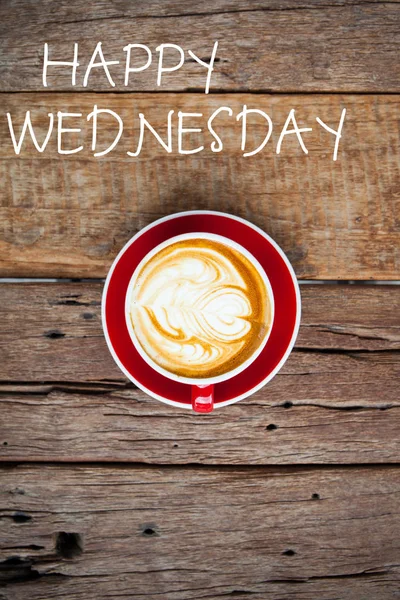 Fröhlicher Mittwoch Wort auf roter Tasse Kaffee auf Holztisch — Stockfoto