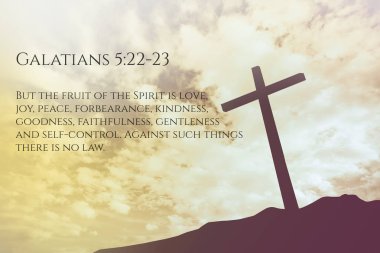 Galatyalılar 05:22-23 Vintage İncil Ayet Arka Plan bir tepeüzerinde bir haç üzerinde