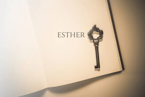 에스더의 성경 책 빈티지 톤 — 스톡 사진