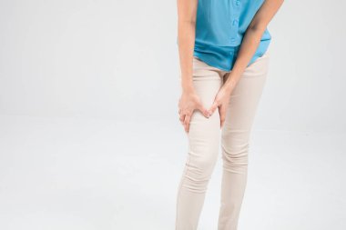 Bir kadının bacak ağrısı vardır.