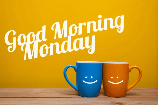 Jó reggelt hétfő kávéscsésze Concept izolált sárga háttér — Stock Fotó