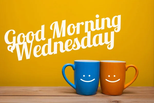 Доброго ранку wednesdaycoffee Cup концепцію, ізольованою на жовтому фоні — стокове фото