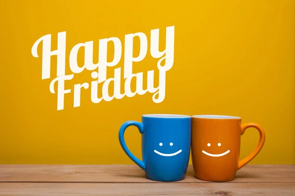 Happy friday Coffee Cup Concept aislado sobre fondo amarillo —  Fotos de Stock