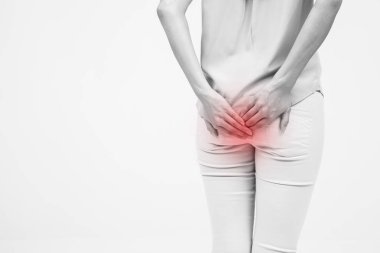 Kadın Onu Popo Holding İshal vardır: Beyaz Arka Plan üzerinde izole