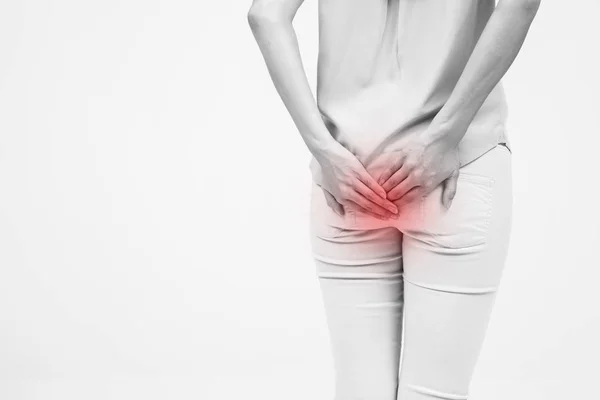 Mulher tem diarreia segurando seu rabo: isolado em fundo branco — Fotografia de Stock