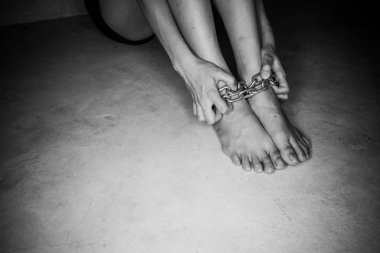 Zincirli Bir Kadının Çıplak Ayakları 